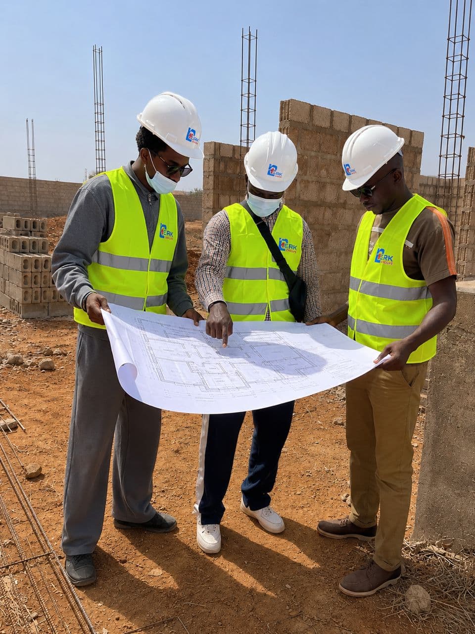 Équipe ERK Groupe sur chantier avec plan de construction